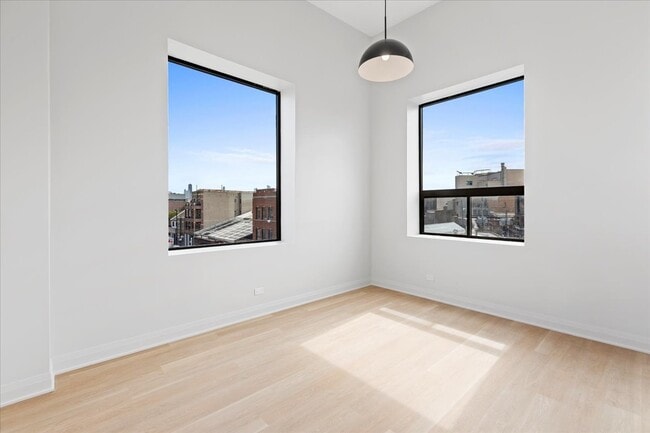 Building Photo - 1934 W North Ave