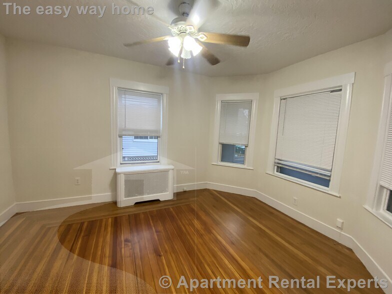 Building Photo - 1028 Fellsway