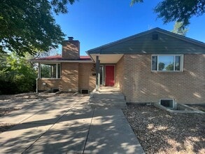 Building Photo - Spacious 5 Bedroom House East of Campus