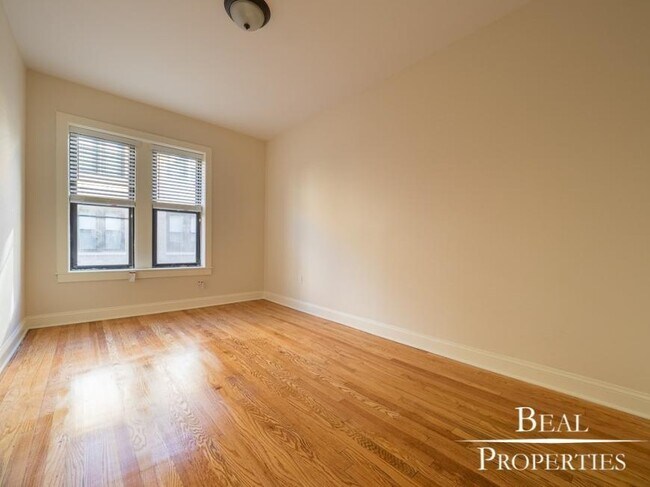 Building Photo - 1 bedroom in CHICAGO IL 60613