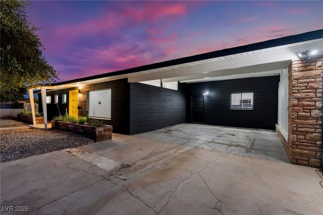 Building Photo - 548 E Oakey Blvd