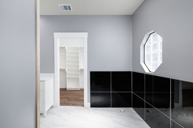 Building Photo - 4517 Emerson Ct