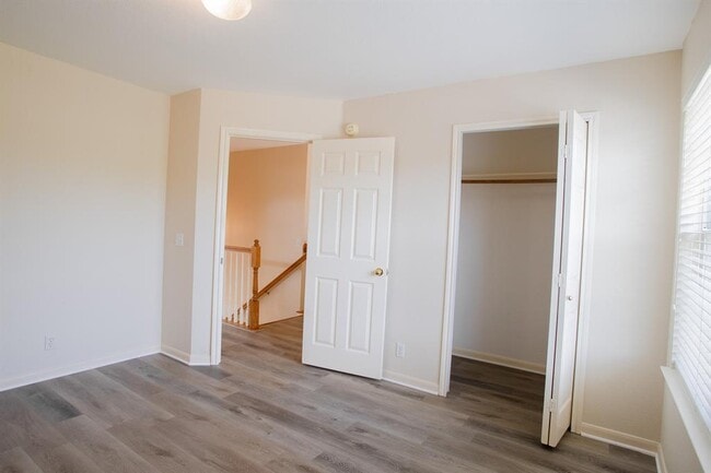Building Photo - 4001 Barlow Dr