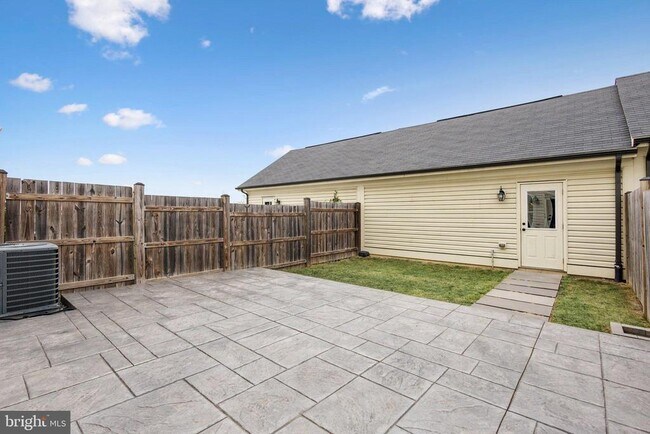 Building Photo - 805 Basswood Dr
