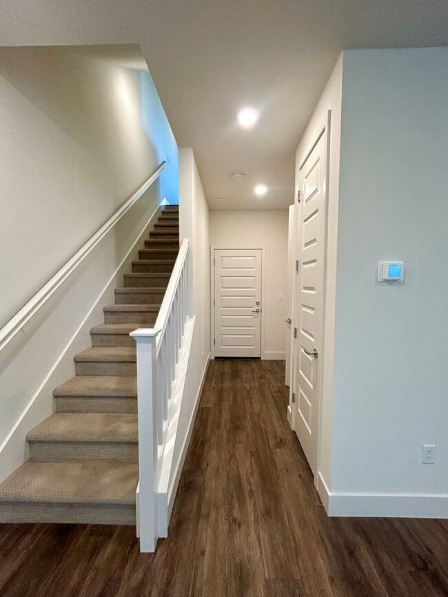 Building Photo - Centrally Located Santa Clara Townhouse