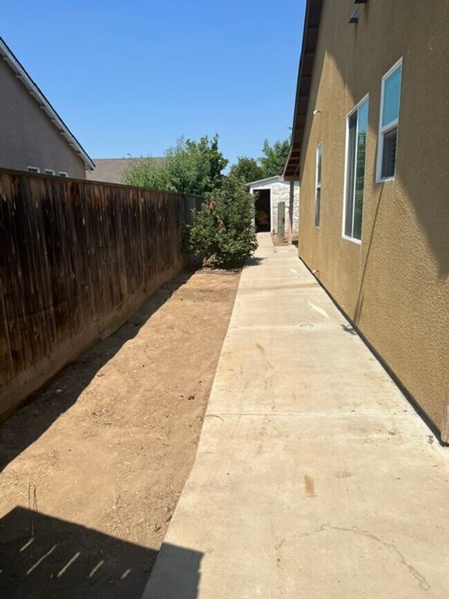 Building Photo - Dinuba House For Rent