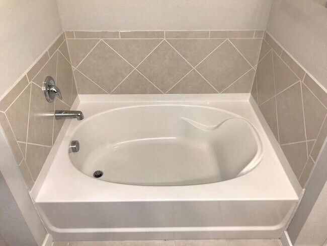 Building Photo - Move-in Special: 50% off second full month...