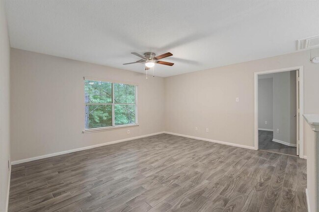 Building Photo - 18 N Queenscliff Cir