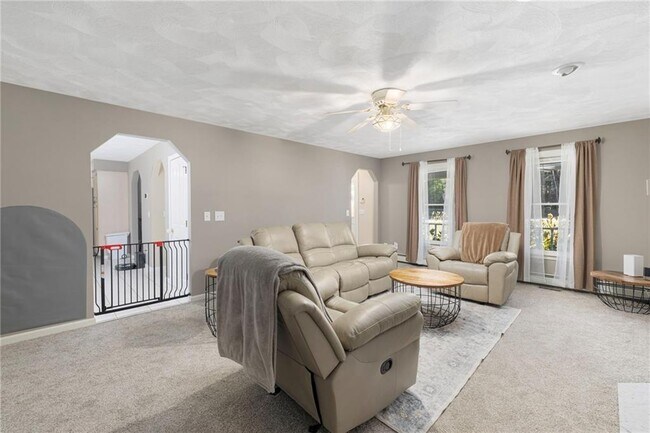 Building Photo - 42 Rollingwood Dr