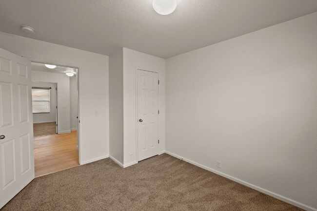 Building Photo - Well maintained pet friendly townhome, close to downtown.