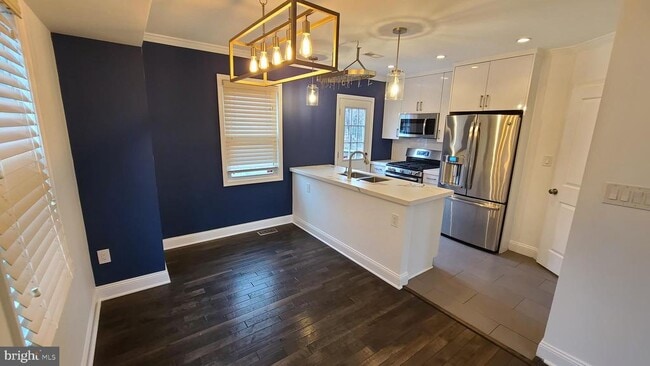 Building Photo - 417 Burbank St SE