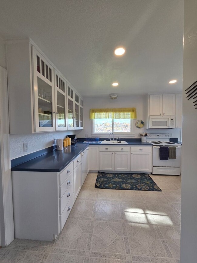 Building Photo - Fully Furnished 1-Bedroom with River Views – Ideal for Traveling Professionals