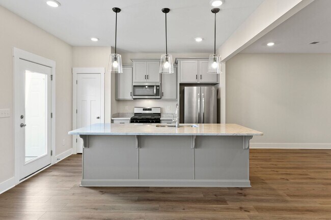 Building Photo - Perfectly Appointed Greenville Townhome 3bed/2.5 bath