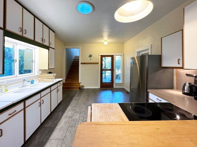 Building Photo - 346 N Grand St