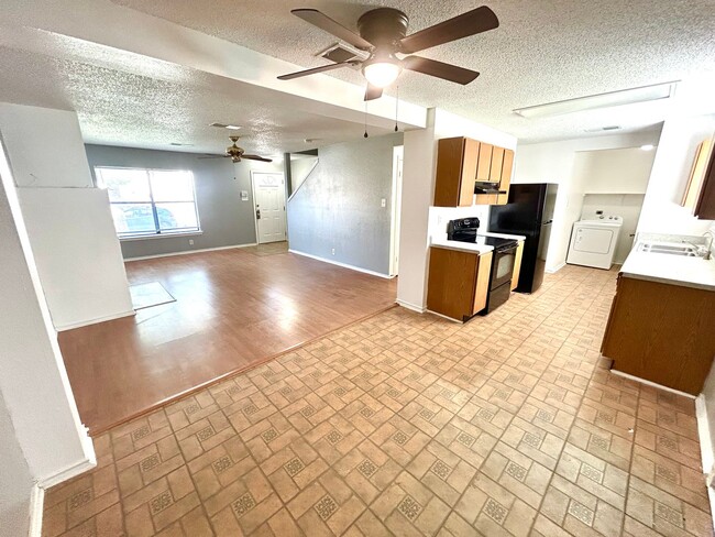 Building Photo - **MOVE-IN SPECIAL** MUST SEE! 3 Bedroom / ...