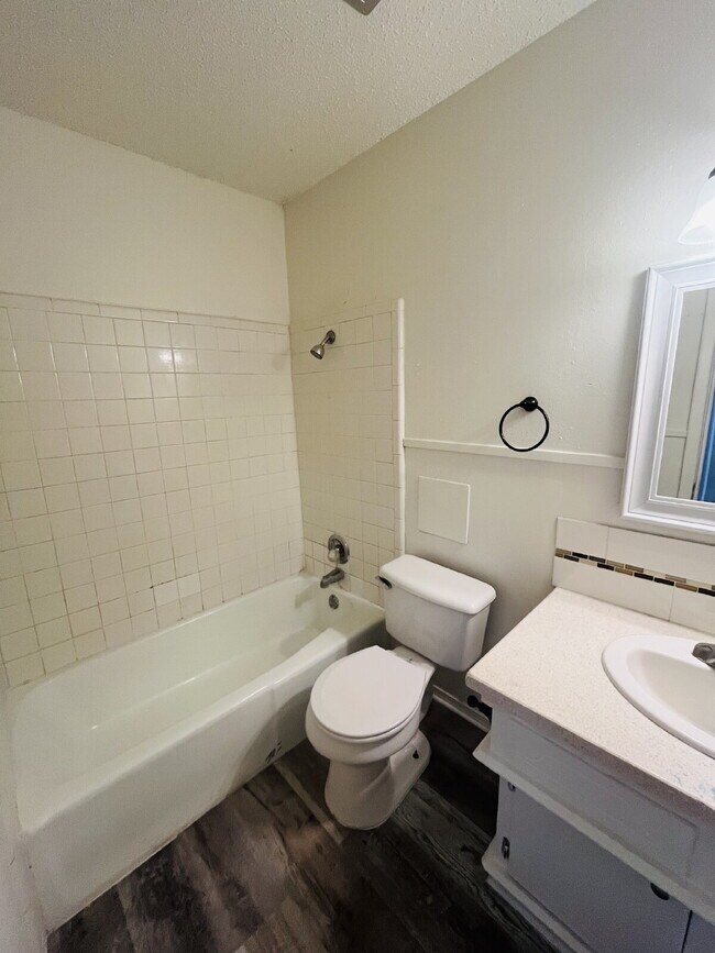 Building Photo - 2 Bedroom Townhome