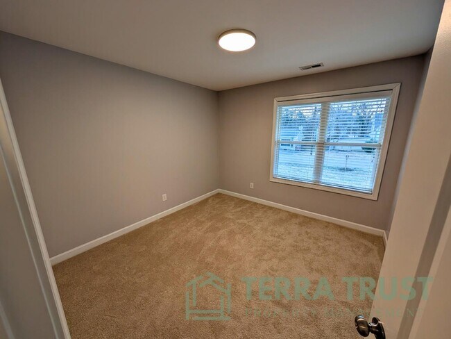 Building Photo - 806 Grace Ave