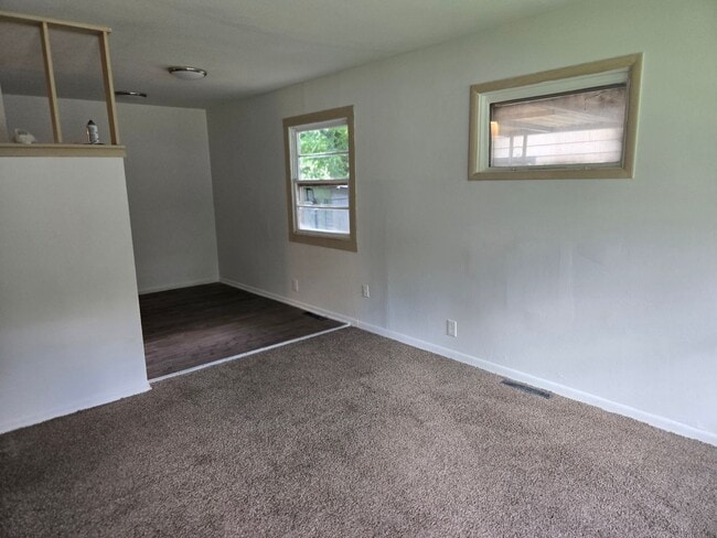 Building Photo - Charming 3 bed 1 bath!