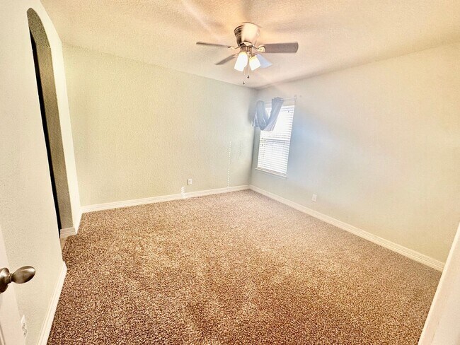 Building Photo - 1010 Bar Z Ranch