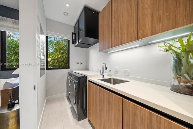 Building Photo - 4585 Nautilus Dr