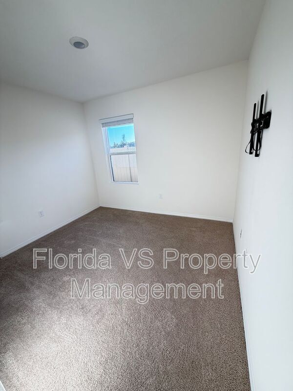 Building Photo - 804 Horsetail Dr