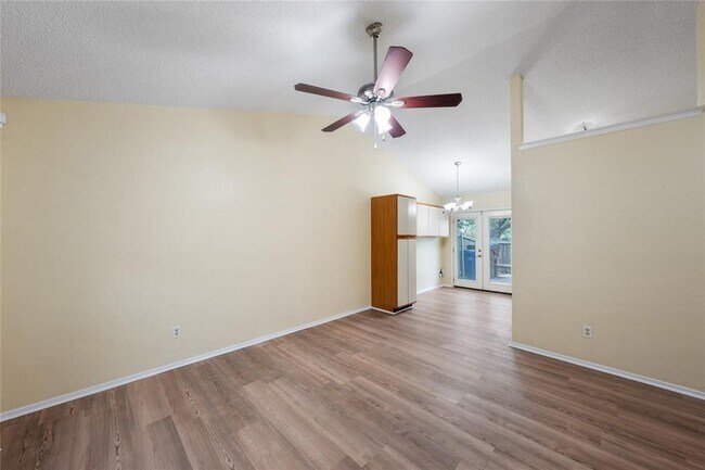 Building Photo - 1015 E Yager Ln