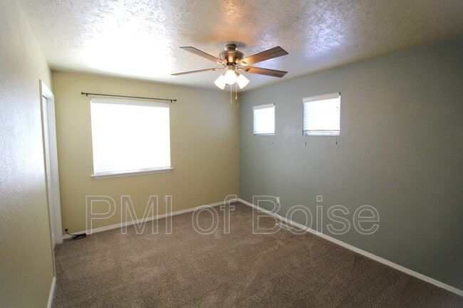 Building Photo - 639 E Willowbrook Dr
