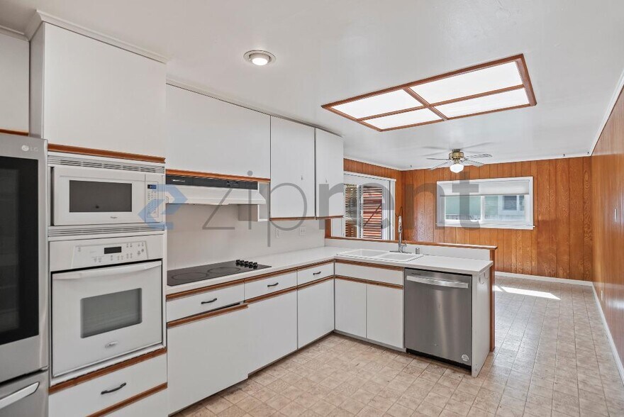 Building Photo - 1170 Glenview Dr