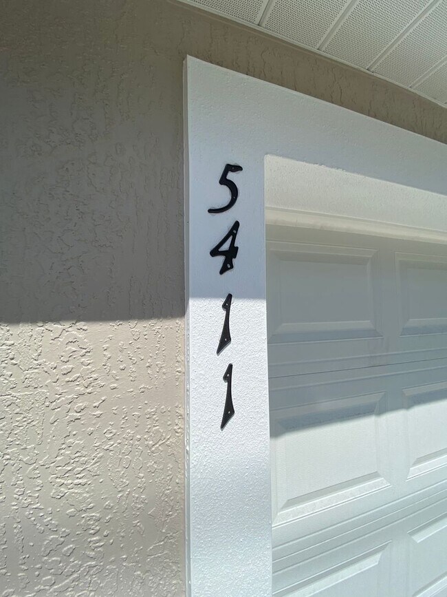 Building Photo - Custom Home - Desirable SE Ocala Neighborhood 3/2/2 **Won't Last**