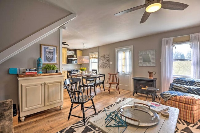 Building Photo - 240 Farmhouse Ln