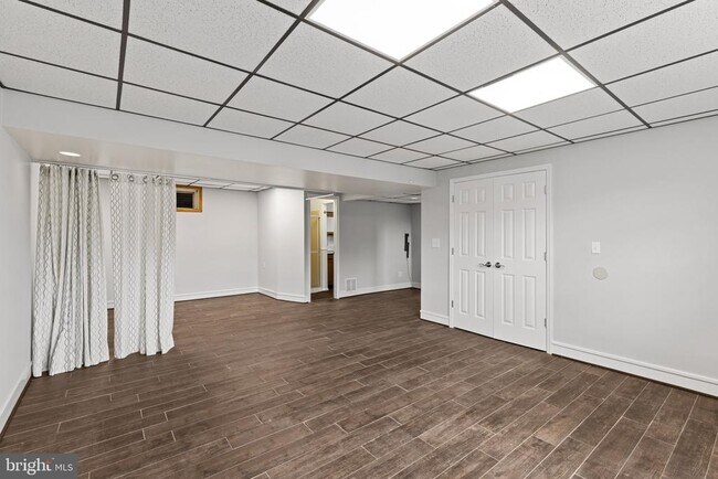Building Photo - 8006 Woodhaven Ct