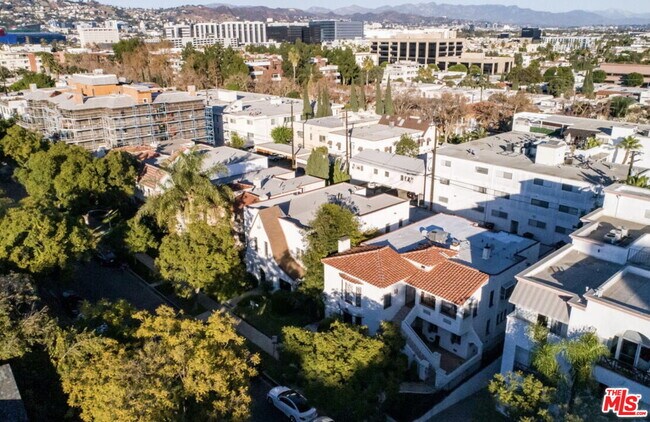 Building Photo - 132 N La Peer Dr