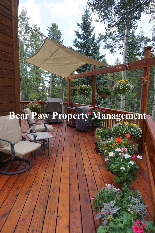 Building Photo - Beautiful FURNISHED Home on top of the wor...
