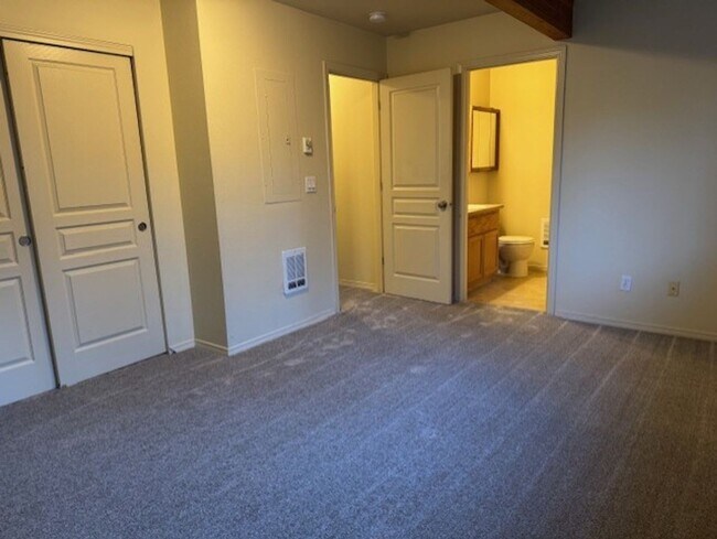 Building Photo - ro17