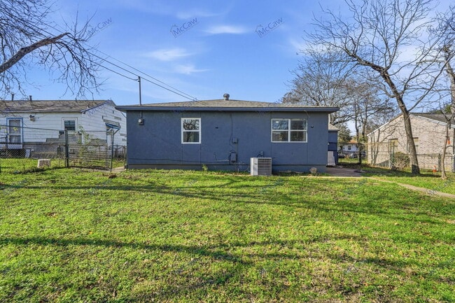 Building Photo - 3130 S Llewellyn Ave