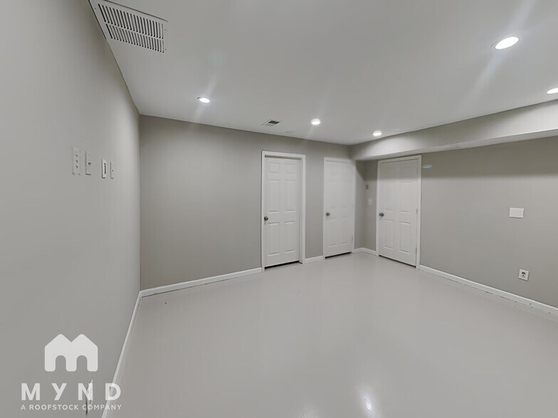 Building Photo - 1224 Classic Dr NE