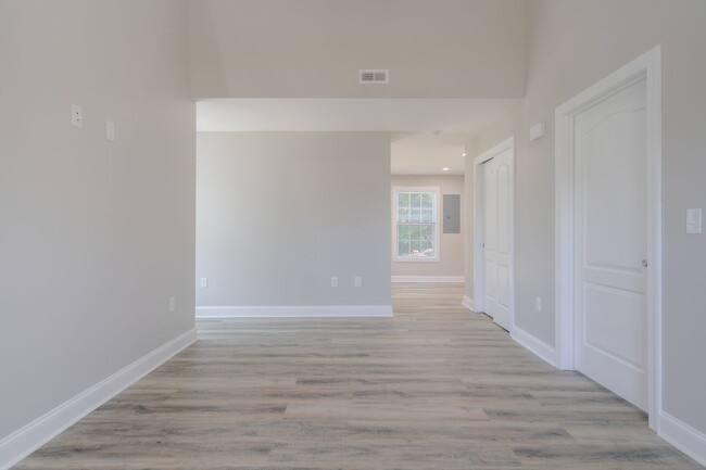 Building Photo - Oak Tree Townhome|End Unit| 3 Bed, 2 Bath|...