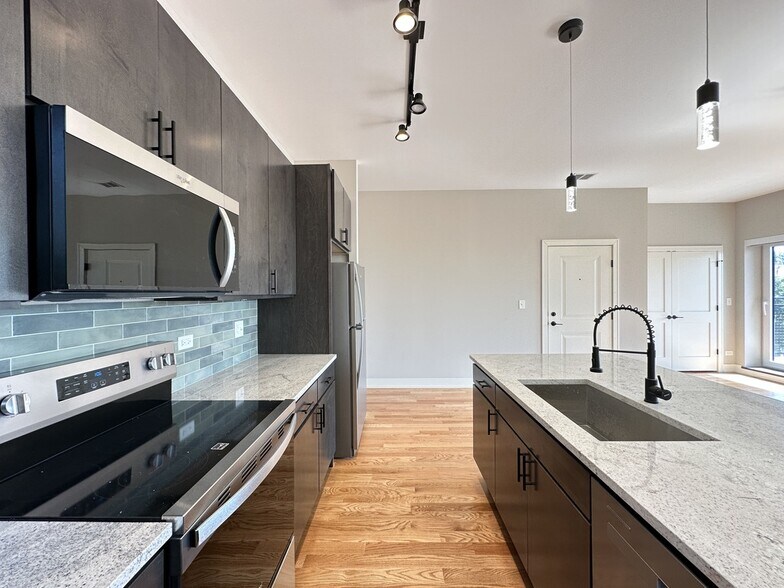 Building Photo - 2100 W 18th Pl