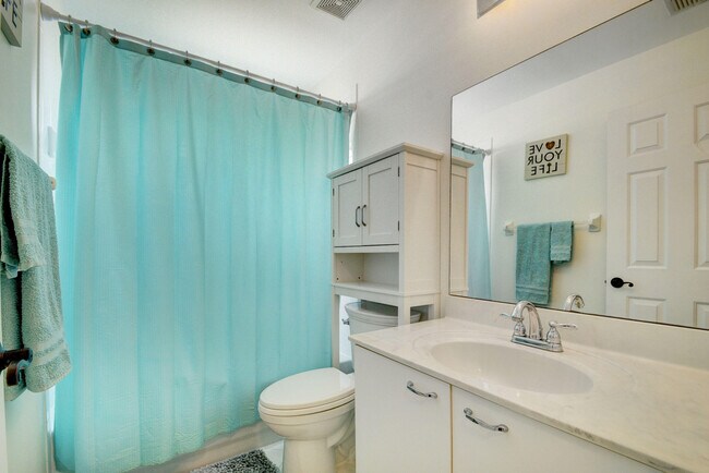 Building Photo - 2418 Westmont Dr