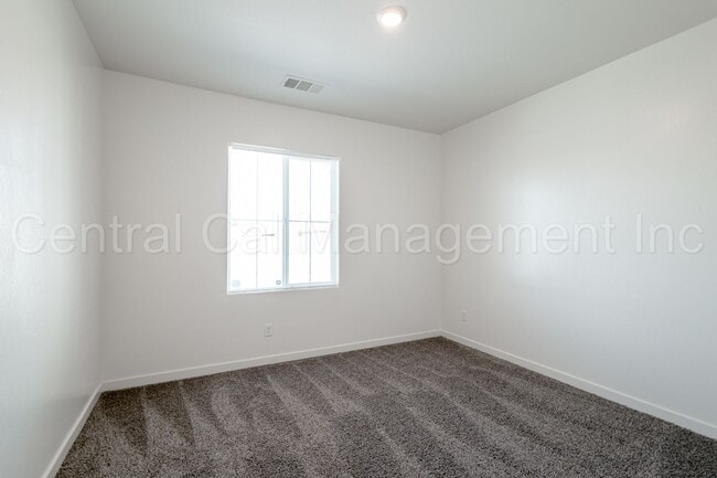 Building Photo - 4 bedroom 2 bath  Home in the Desired Sout...