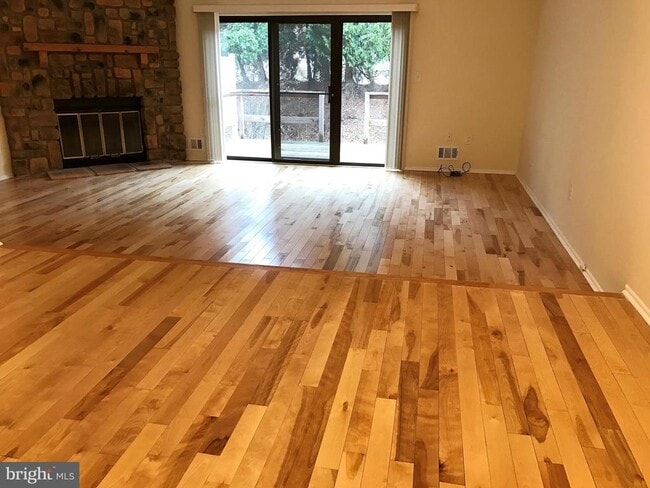 Building Photo - 12 Manor Dr