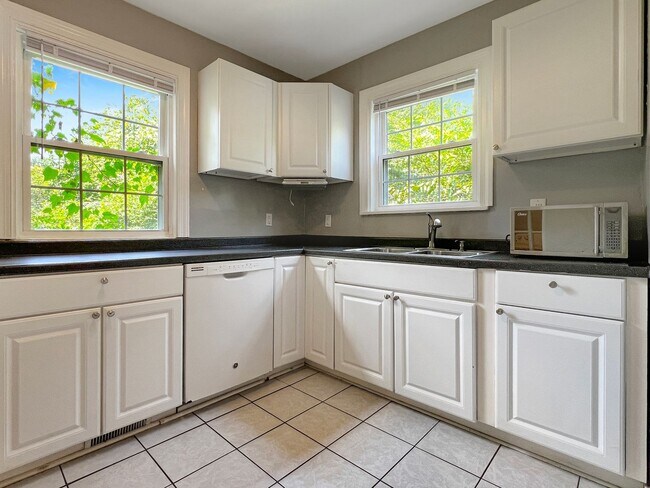 Building Photo - Charming 3-Bedroom Brick Colonial in Edgewood