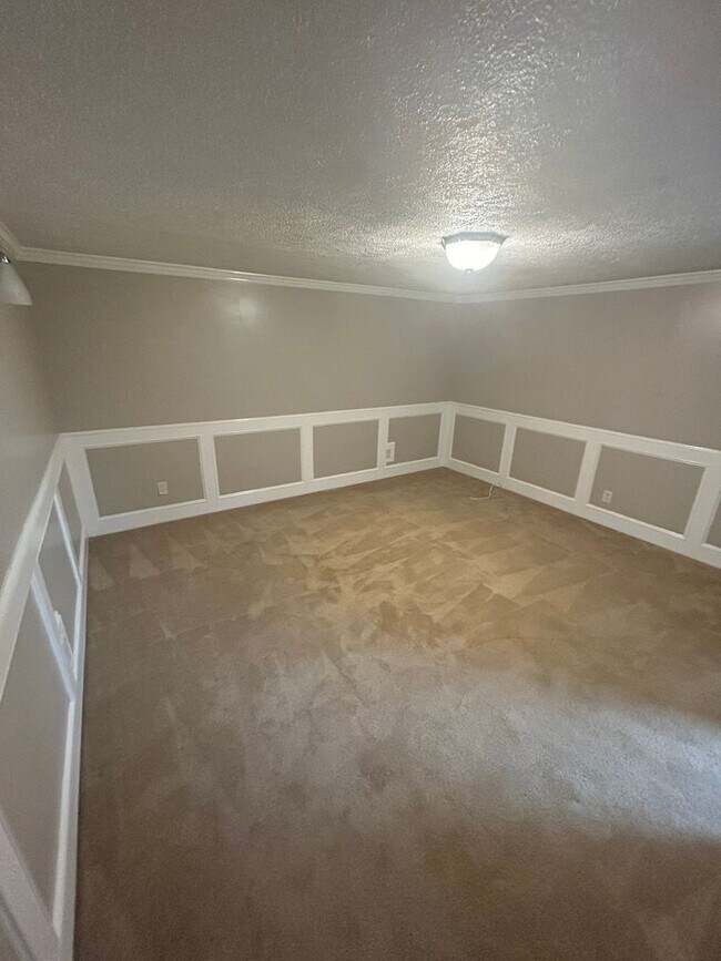 Building Photo - Modern 1 Bedroom Townhome in Prime Moon Township Location!