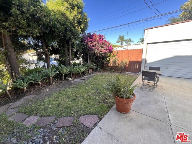 Building Photo - 1248 S La Jolla Ave