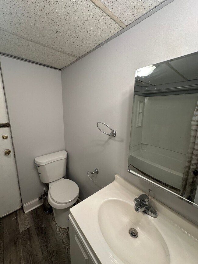 Building Photo - 254 Long Ln