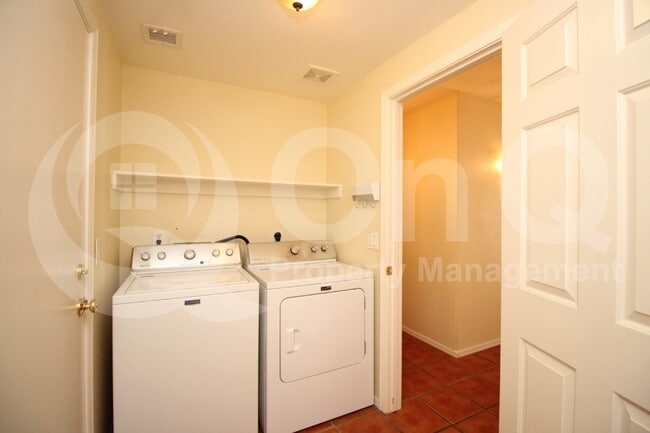 Building Photo - 7460 W Lone Cactus Dr