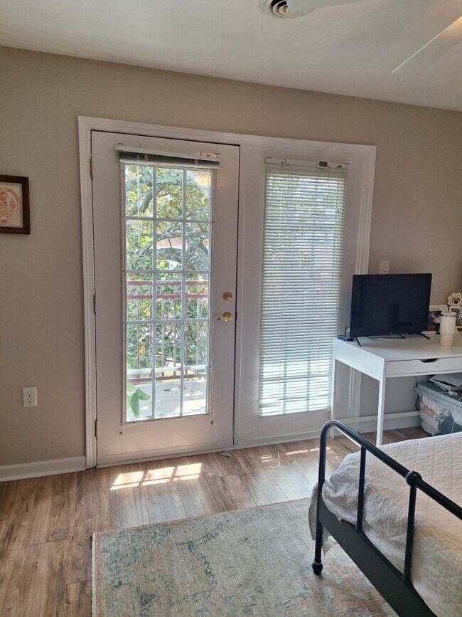 Building Photo - Walking distance to UT