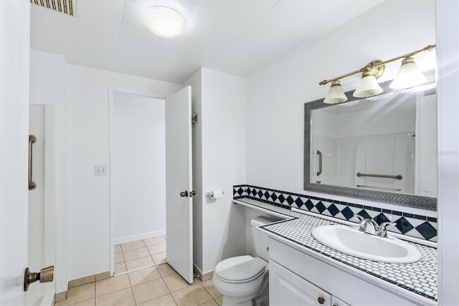 Building Photo - 5236 Kenwood Ave