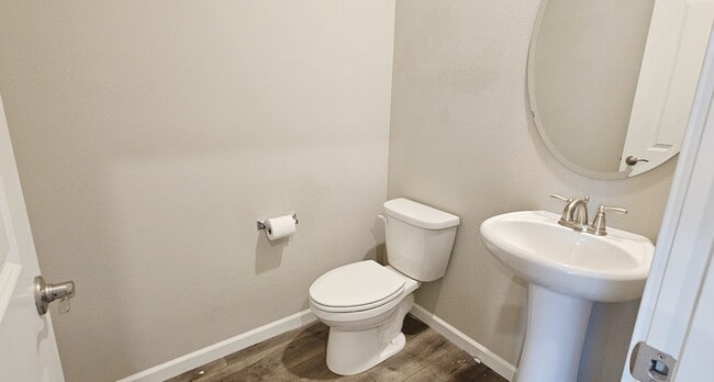 Building Photo - 640 Vickie Ln N