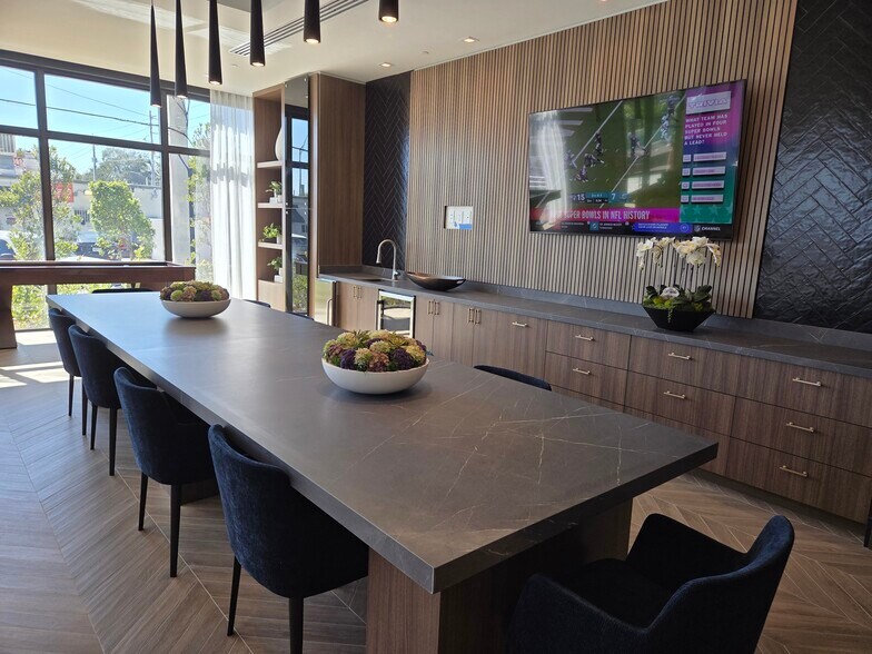 Building Photo - 1640 NE 125th St